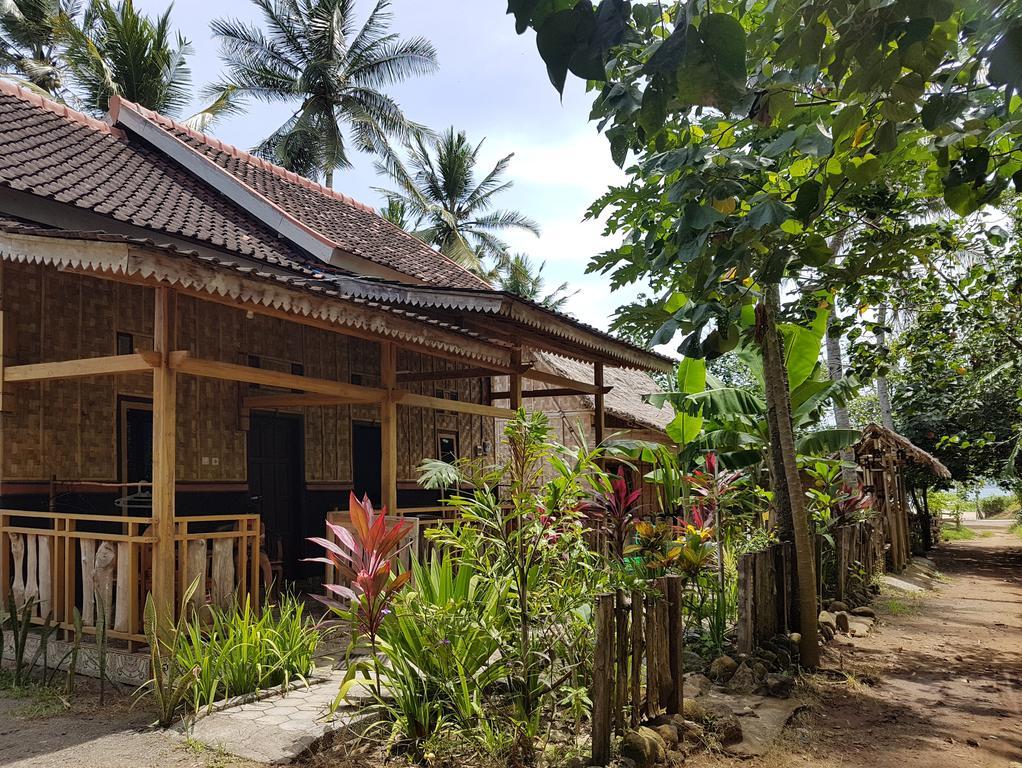 Red Island Bungalows Pasanggaran Exterior photo